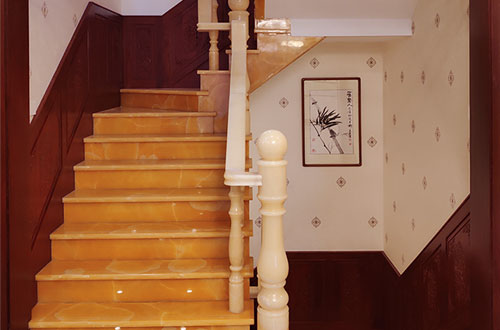 邵阳中式别墅室内汉白玉石楼梯的定制安装装饰效果